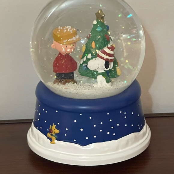 Peanuts Snoopy and Charlie Brown Hallmark 50 Years Musical Snow Globe 19… - Picture 2 of 8